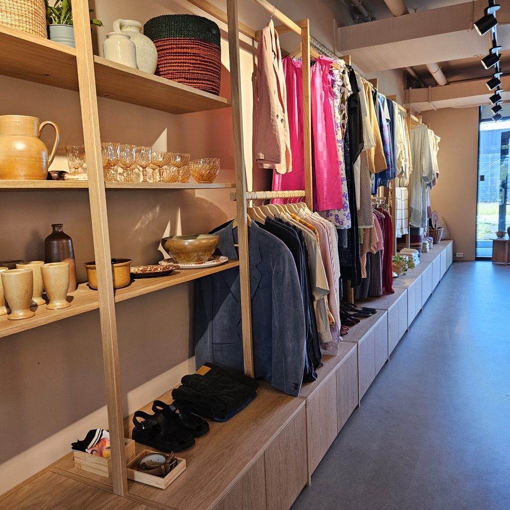 Second hand og vintage skatter eksponert i Kumba butikken på Nesodden