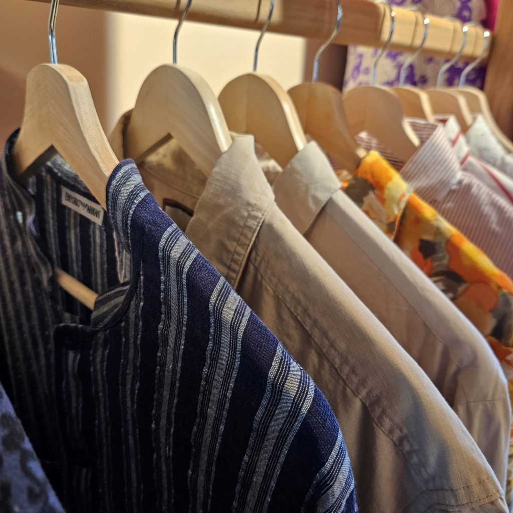 Nærbilde av second-hand og vintage skjorter i Kumba butikken på Nesodden