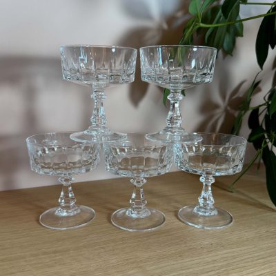 Fem franske krystallglass Cristal d'Arques Louvre stablet i tårn, fasettert kum og søylefot