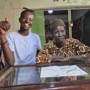 Sølvsmed Ibrahim Jobe sammen med sin sønn Muhammed i sitt verksted på Senegambia Craft Market, Gambia
