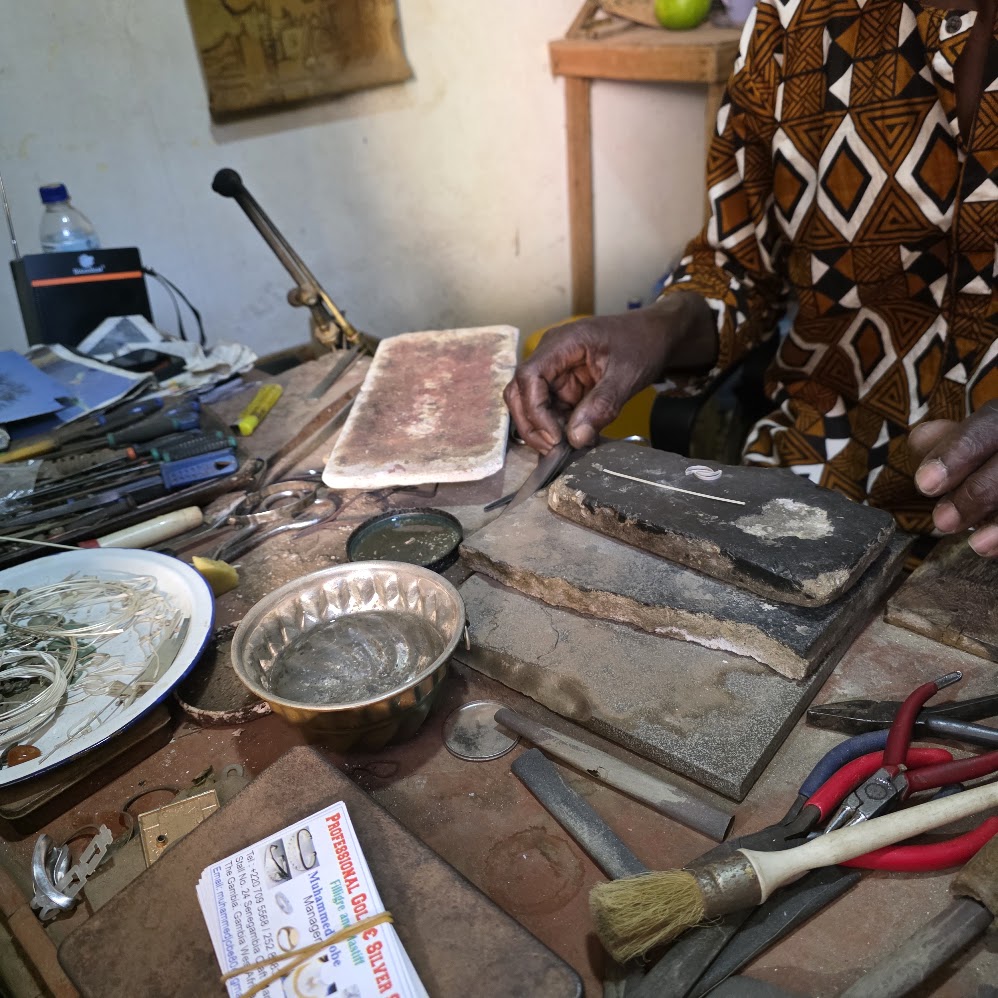 Sølvsmed Ibrahim Jobes verktøy og redskaper i verkstedet på Senegambia Craft Market